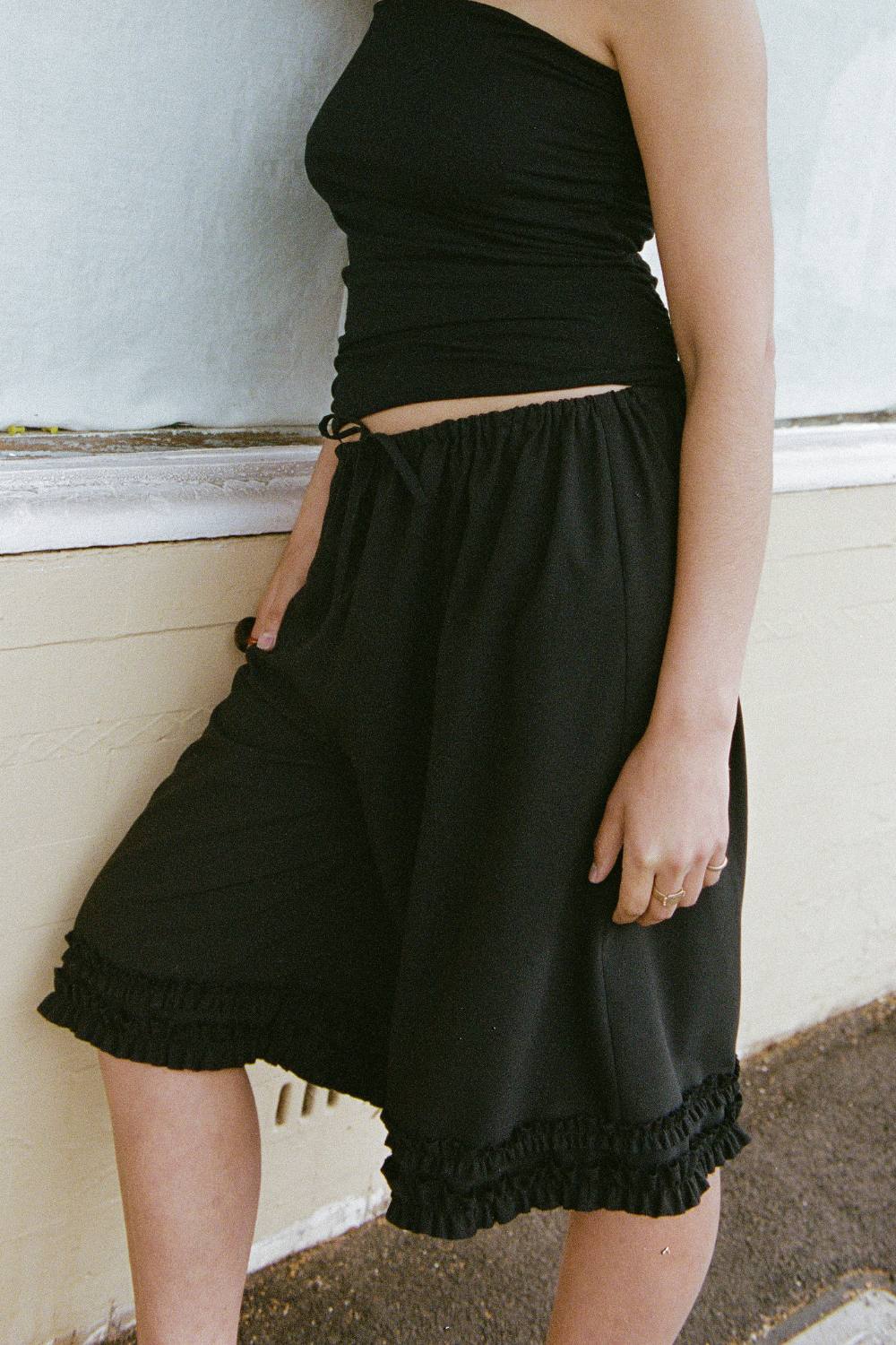 RUFFLE SHORT | BLACK