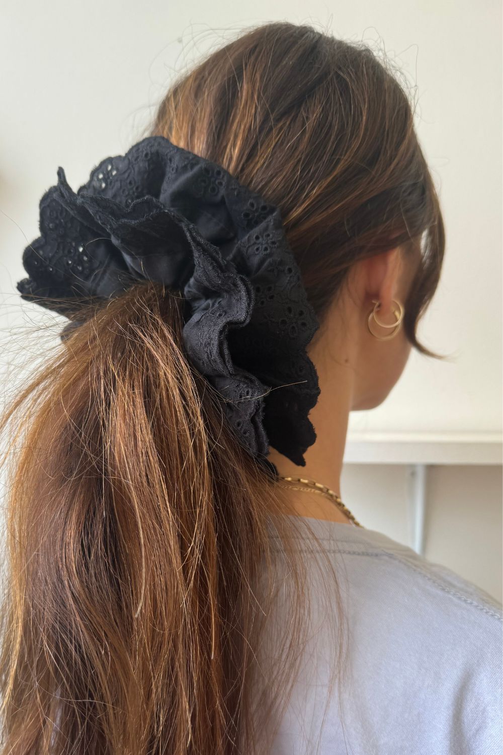 BRODERIE ANGLAISE SCRUNCHIE