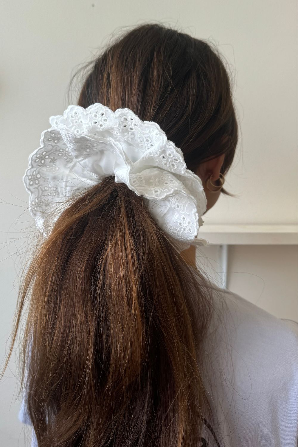 BRODERIE ANGLAISE SCRUNCHIE