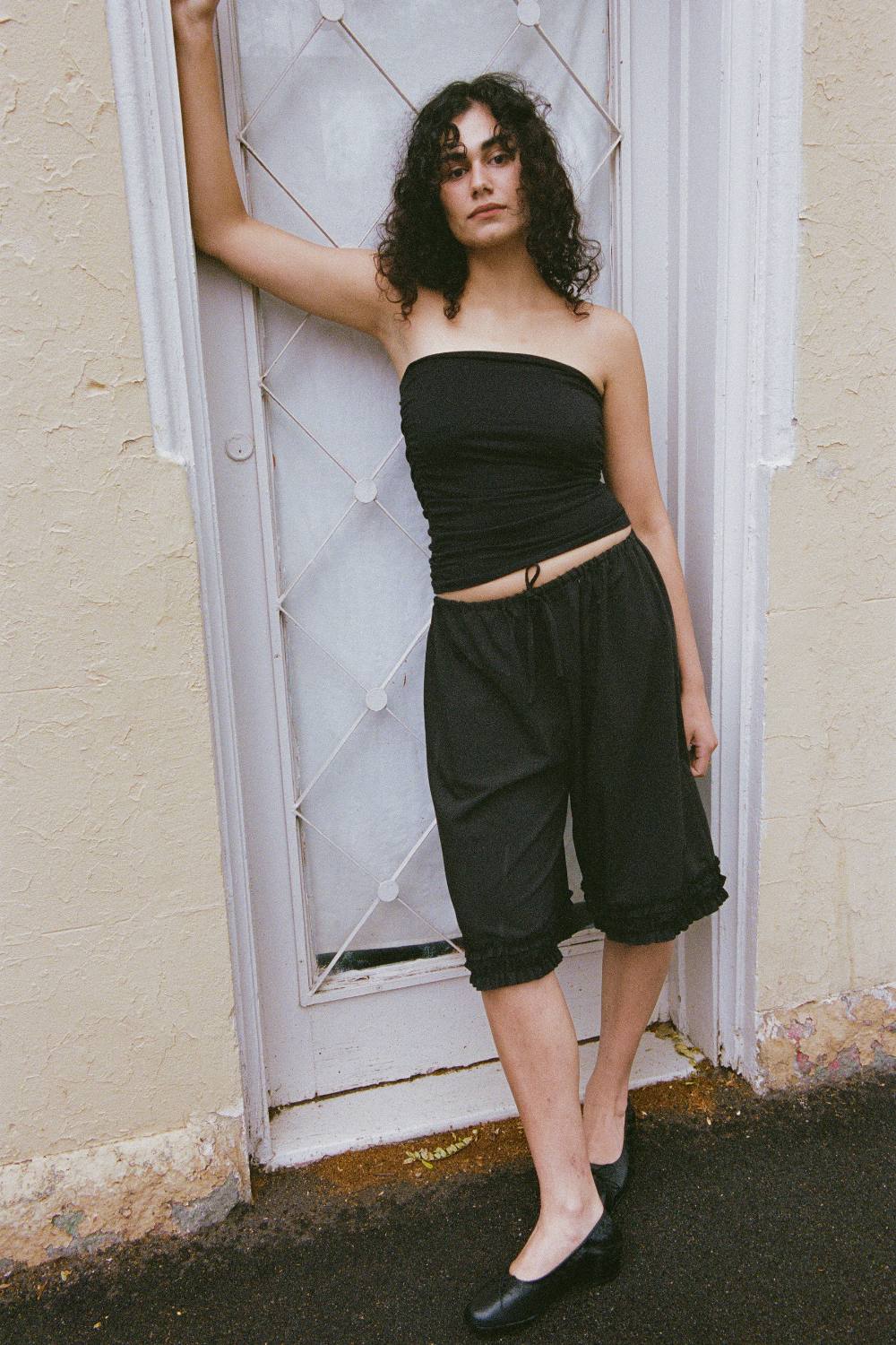 RUFFLE SHORT | BLACK