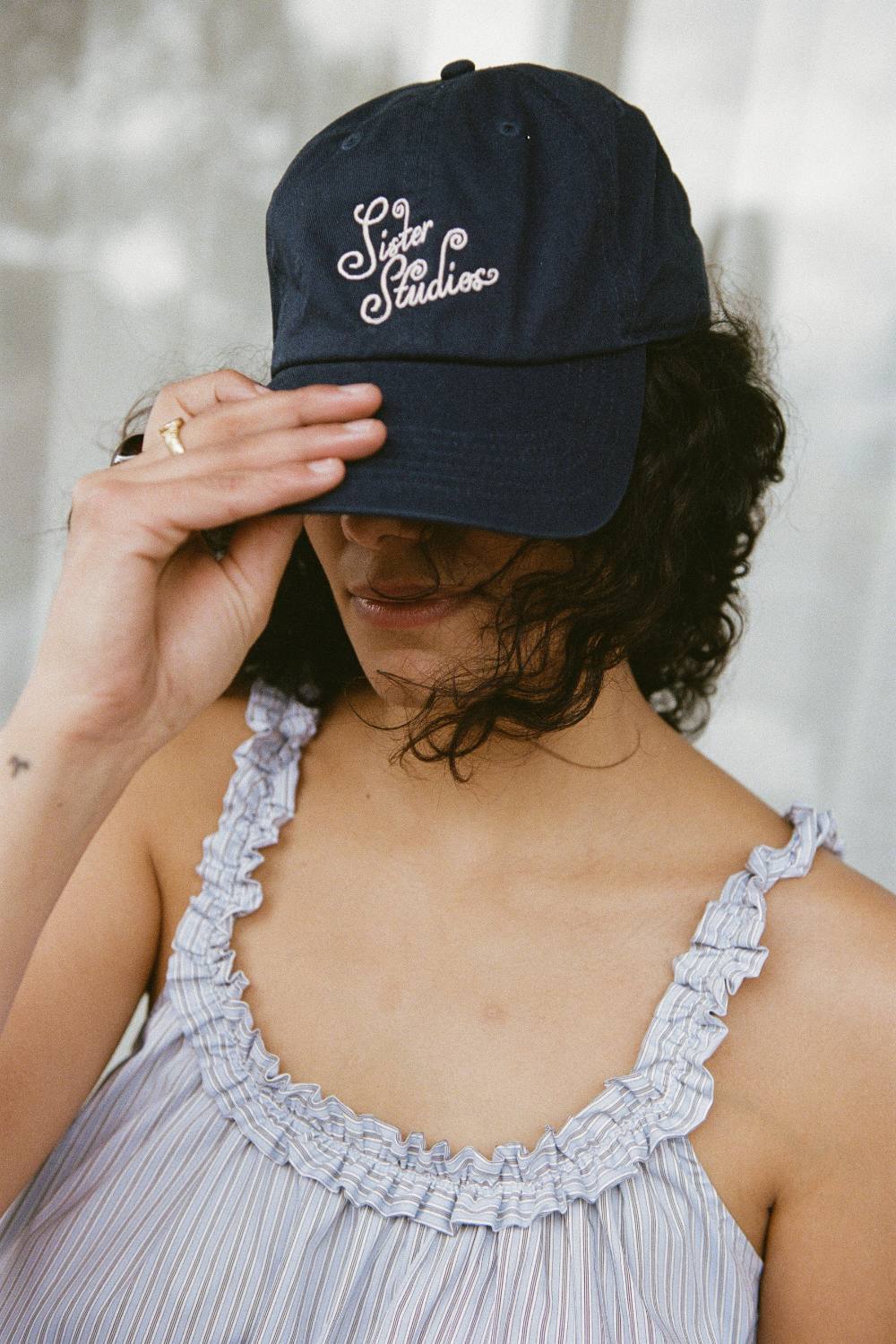 CURLY LOGO CAP | NAVY
