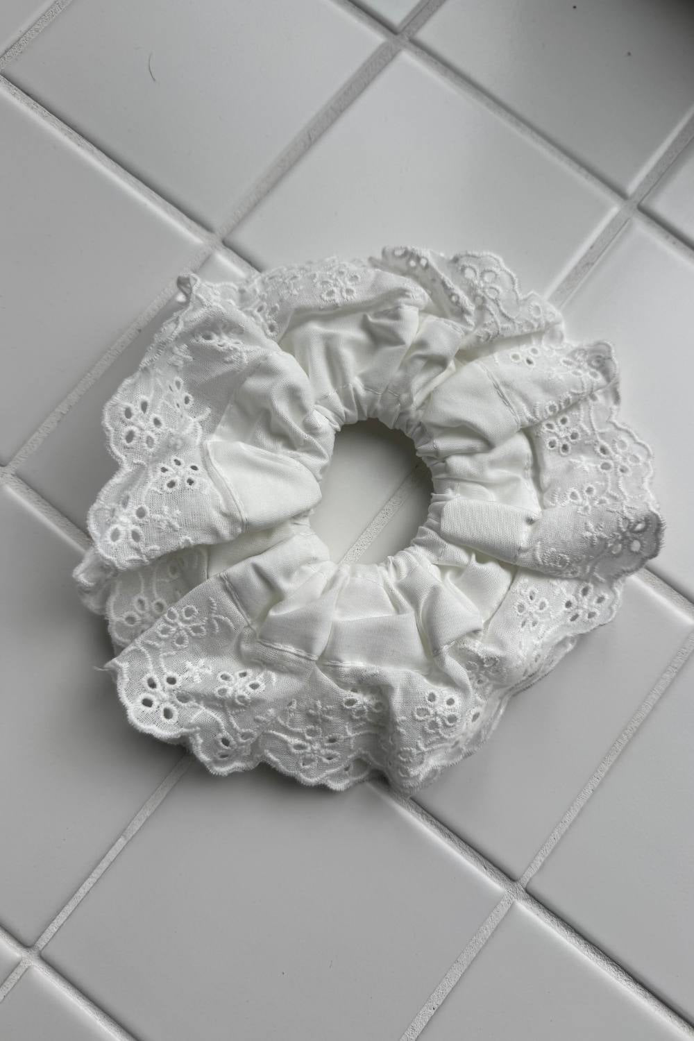 BRODERIE SCRUNCHIE | BRODERIE ANGLAISE